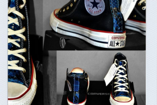 All Star Converse dopo la modifica è stata personalizzata applicando una striscia di pelle pitonata azzurra/bluette sul tallone e sulla linguetta